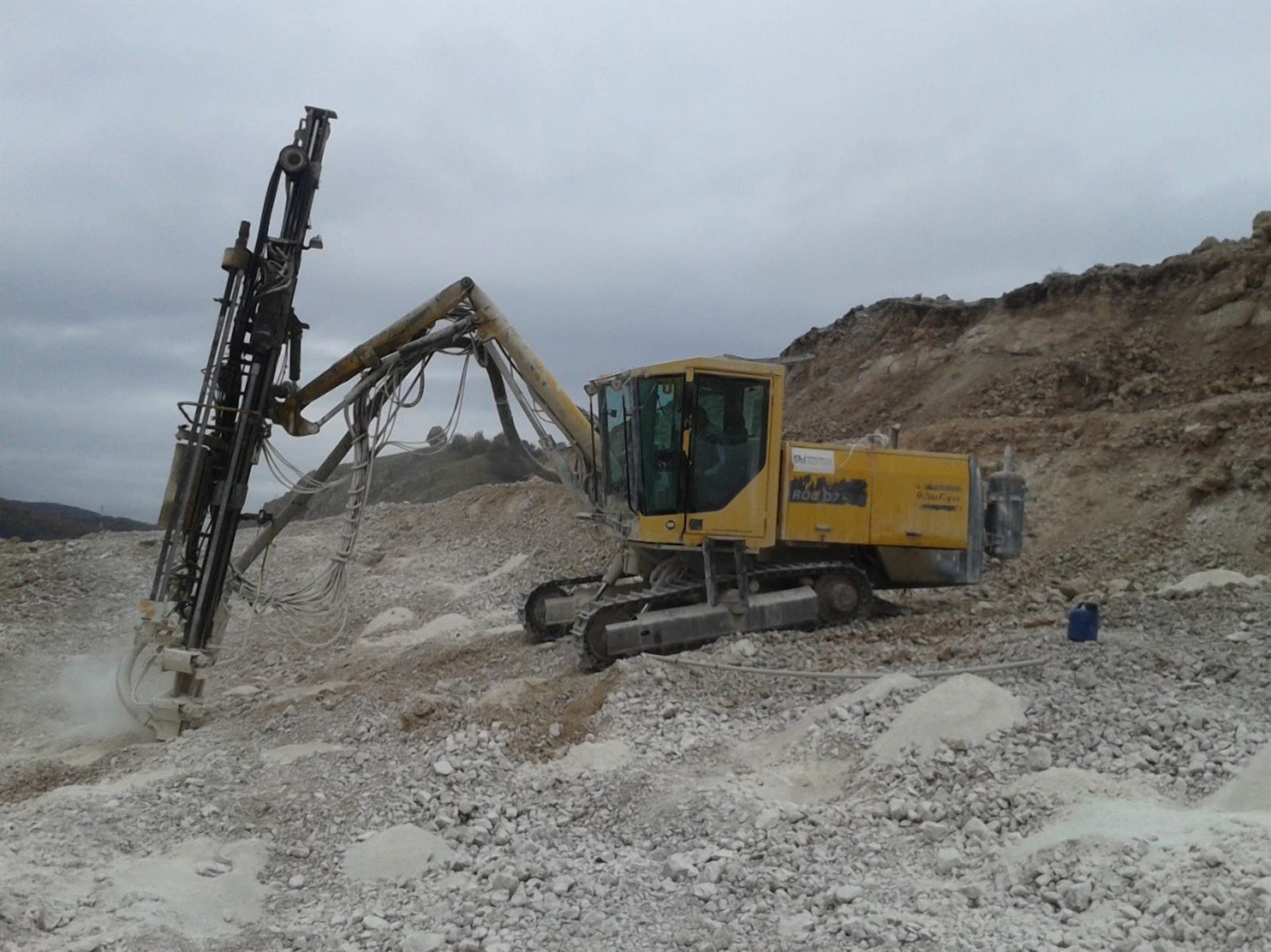 Bušačka garnitura Atlas Copco ROC D7 na kamenolomu