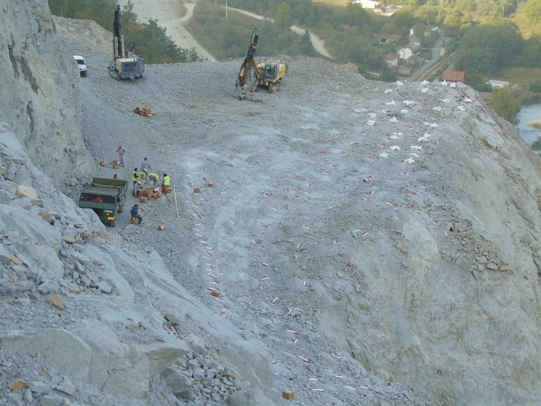 Dve bušačke garniture i ekipa pri punjenju minskih bušotina