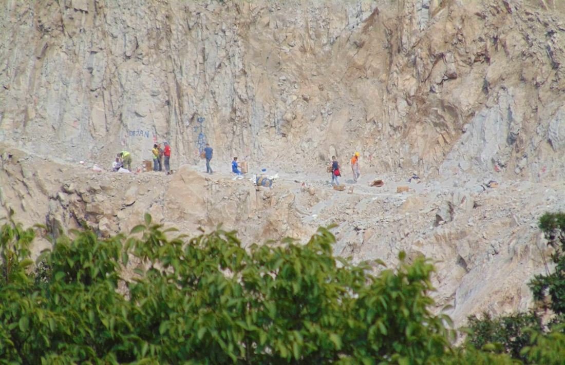 Radnici pripremaju minsko polje na steni kamenoloma